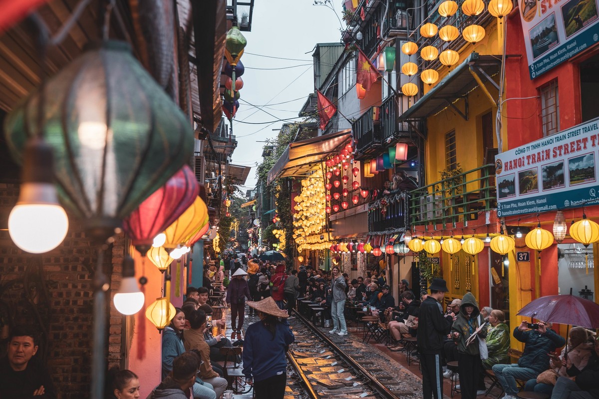 Du khách yêu thích Cafe đường tàu nhờ sự độc đáo của con phố