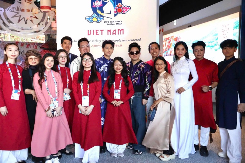 Các ca sĩ Tùng Dương, Isaac và Duyên Quỳnh thăm Nhà Triển lãm Việt Nam. Các ca sĩ Tùng Dương, Isaac và Duyên Quỳnh thăm Nhà Triển lãm Việt Nam.