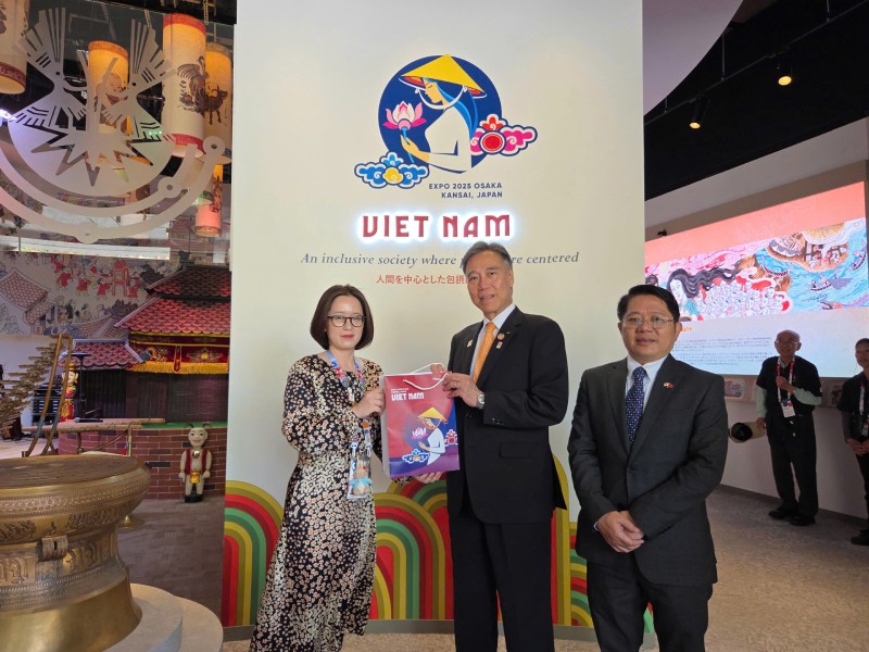 Thống đốc tỉnh Nagano, ông Shuichi Abe, ông Ngô Trịnh Hà, Tổng Lãnh sự Việt Nam tại Osaka thăm Nhà Triển lãm Việt Nam. Thống đốc tỉnh Nagano, ông Shuichi Abe, ông Ngô Trịnh Hà, Tổng Lãnh sự Việt Nam tại Osaka thăm Nhà Triển lãm Việt Nam.