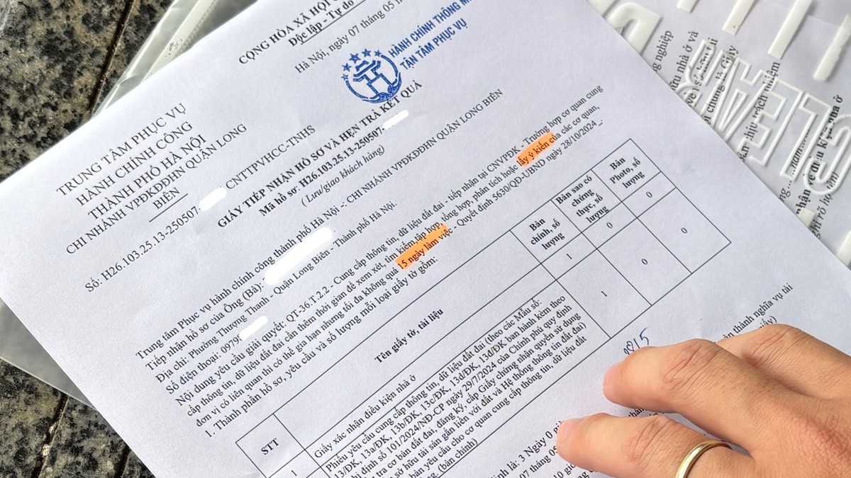 Sau khi nộp hồ sơ, người dân sẽ phải chờ thêm khoảng 20 ngày nữa để nhận kết quả. Trong ảnh, người dân đến nộp hồ sơ vào ngày 7/5 nhưng tới ngày 28/5 mới được Văn phòng đăng ký đất đai gửi giấy xác nhận điều kiện nhà ở.