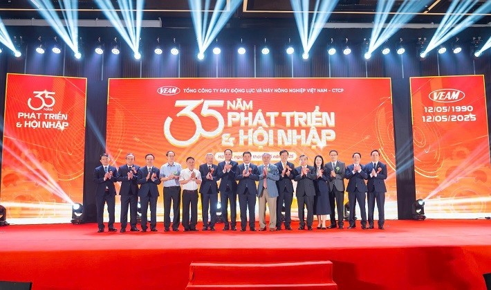 Bộ Trưởng Nguyễn Hồng Diên chụp ảnh kỷ niệm với lãnh đạo, nguyên lãnh đạo VEAM