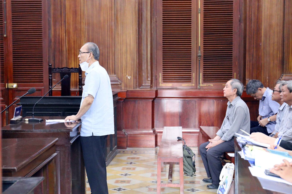 Các bị cáo liên quan đến vụ án tại toà.