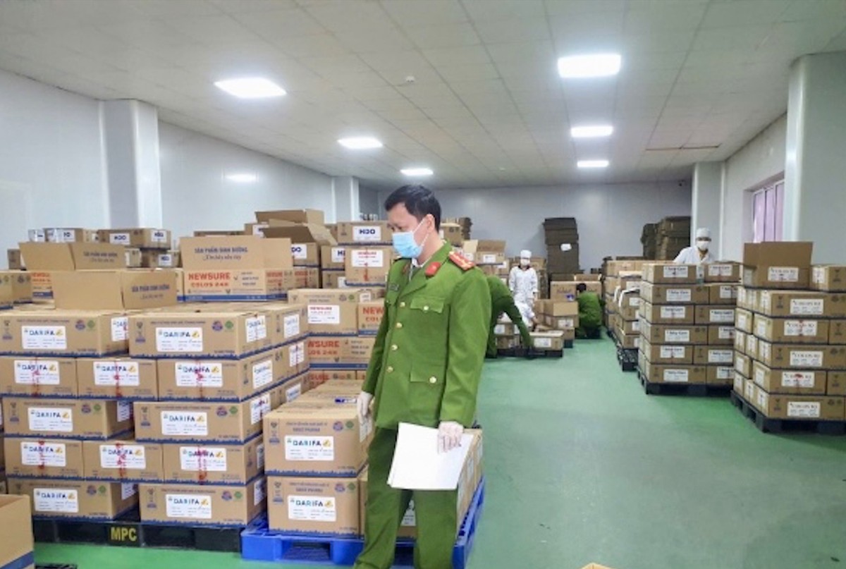 Hàng ngàn hộp sữa bột giả các loại bị Bộ Công an thu giữ tại 1 công ty dược ở Hà Nội.