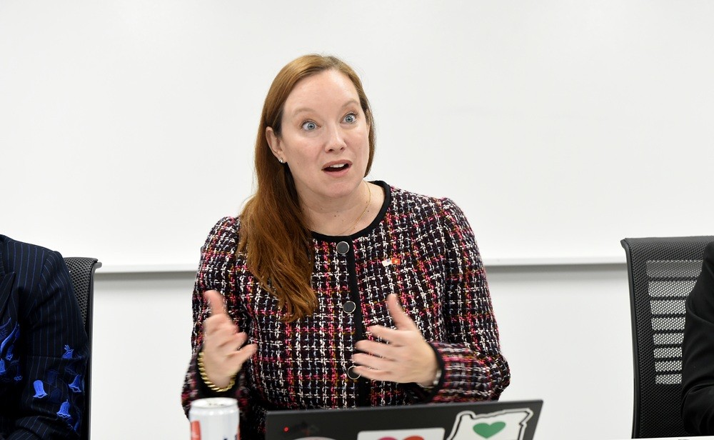 Bà Molly Montgomery - Giám đốc Chính sách công phụ trách thị trường Hoa Kỳ tại Meta DC trao đổi tại buổi làm việc. Bà Molly Montgomery - Giám đốc Chính sách công phụ trách thị trường Hoa Kỳ tại Meta DC trao đổi tại buổi làm việc.