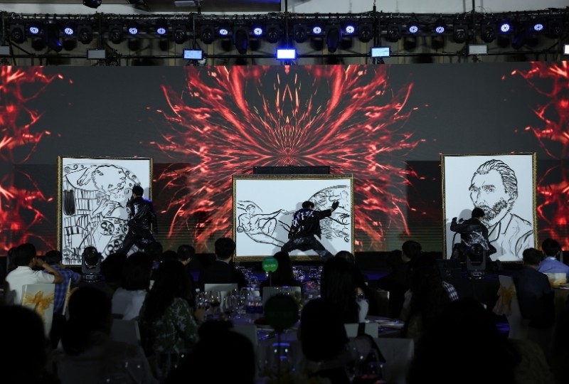 Trình diễn Nghệ thuật The Painter độc đáo, kết hợp nhiều yếu tố nghệ thuật như hội họa, khiêu vũ và hiệu ứng sân khấu từ các nghệ sĩ Hàn Quốc. Trình diễn Nghệ thuật The Painter độc đáo, kết hợp nhiều yếu tố nghệ thuật như hội họa, khiêu vũ và hiệu ứng sân khấu từ các nghệ sĩ Hàn Quốc.