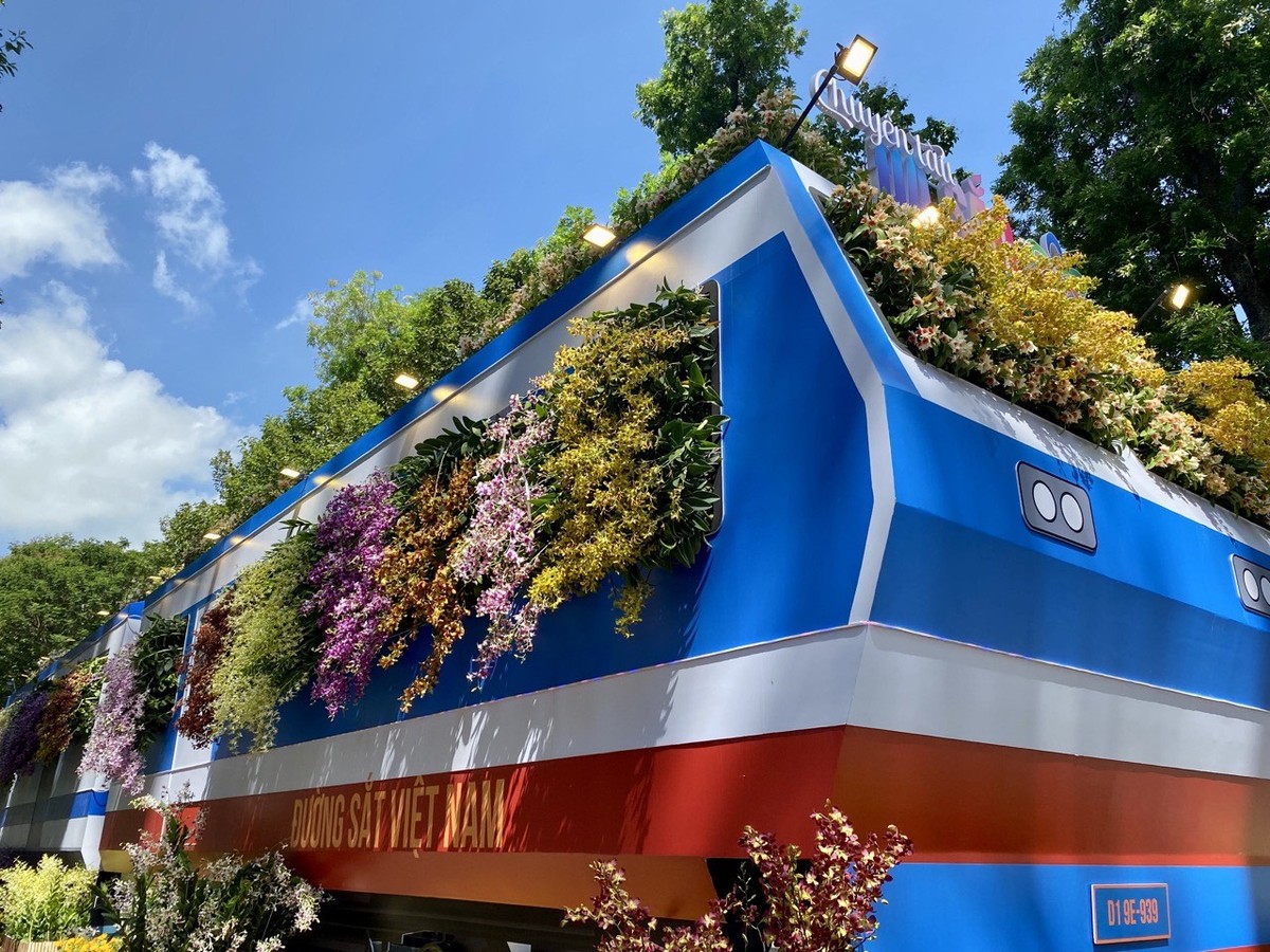 Các loài hoa được sử dụng để trang trí đại cảnh “Chuyến tàu đa sắc” gồm hoa lan Dendro các loại và hoa trang trí như: Vạn thọ, cúc hoạ mi, dừa cạn, duyên cúc, dạ yên thảo… Các loài hoa được sử dụng để trang trí đại cảnh “Chuyến tàu đa sắc” gồm hoa lan Dendro các loại và hoa trang trí như: Vạn thọ, cúc hoạ mi, dừa cạn, duyên cúc, dạ yên thảo…