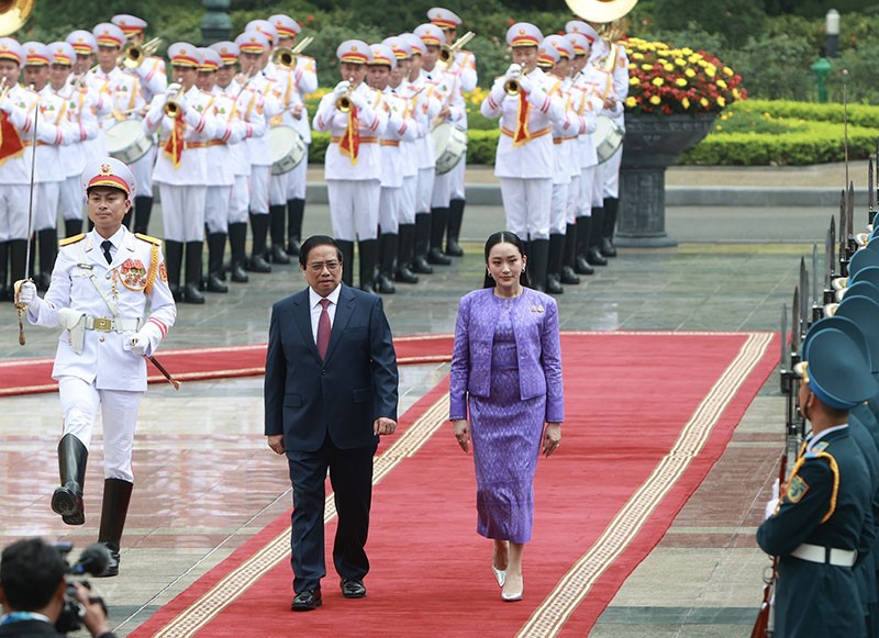 Hai Thủ tướng duyệt Đội danh dự Quân đội nhân dân Việt Nam. Hai Thủ tướng duyệt Đội danh dự Quân đội nhân dân Việt Nam.