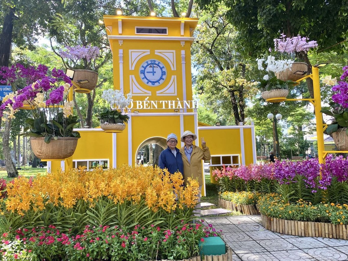 Năm nay, lễ hội thu hút hơn 200 đơn vị là các hợp tác xã, nhà vườn, nghệ nhân tham gia triển lãm, giới thiệu về hoa lan và hội thi hoa lan. Tổng số lượng hoa lan tham gia trưng bày triển lãm tại các tiểu cảnh các hạng mục là 39.000 sản phẩm, tăng 35% so với Festival Hoa lan lần II. Trong đó, các đơn vị tại TP.HCM cung cấp là 34.000 sản phẩm chiếm tỷ lệ 87%, còn lại hoa lan của các tỉnh Lâm Đồng, Đắk Lắk… Năm nay, lễ hội thu hút hơn 200 đơn vị là các hợp tác xã, nhà vườn, nghệ nhân tham gia triển lãm, giới thiệu về hoa lan và hội thi hoa lan. Tổng số lượng hoa lan tham gia trưng bày triển lãm tại các tiểu cảnh các hạng mục là 39.000 sản phẩm, tăng 35% so với Festival Hoa lan lần II. Trong đó, các đơn vị tại TP.HCM cung cấp là 34.000 sản phẩm chiếm tỷ lệ 87%, còn lại hoa lan của các tỉnh Lâm Đồng, Đắk Lắk…