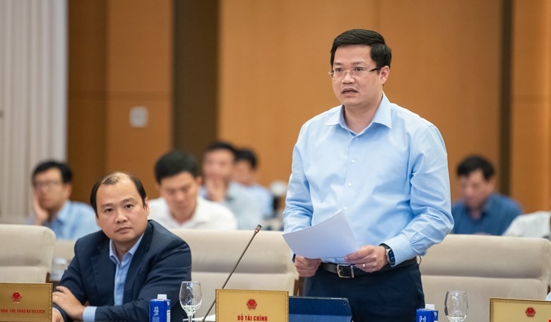 Thứ trưởng Bộ Tài chính Nguyễn Đức Tâm báo cáo tại phiên họp. Thứ trưởng Bộ Tài chính Nguyễn Đức Tâm báo cáo tại phiên họp.