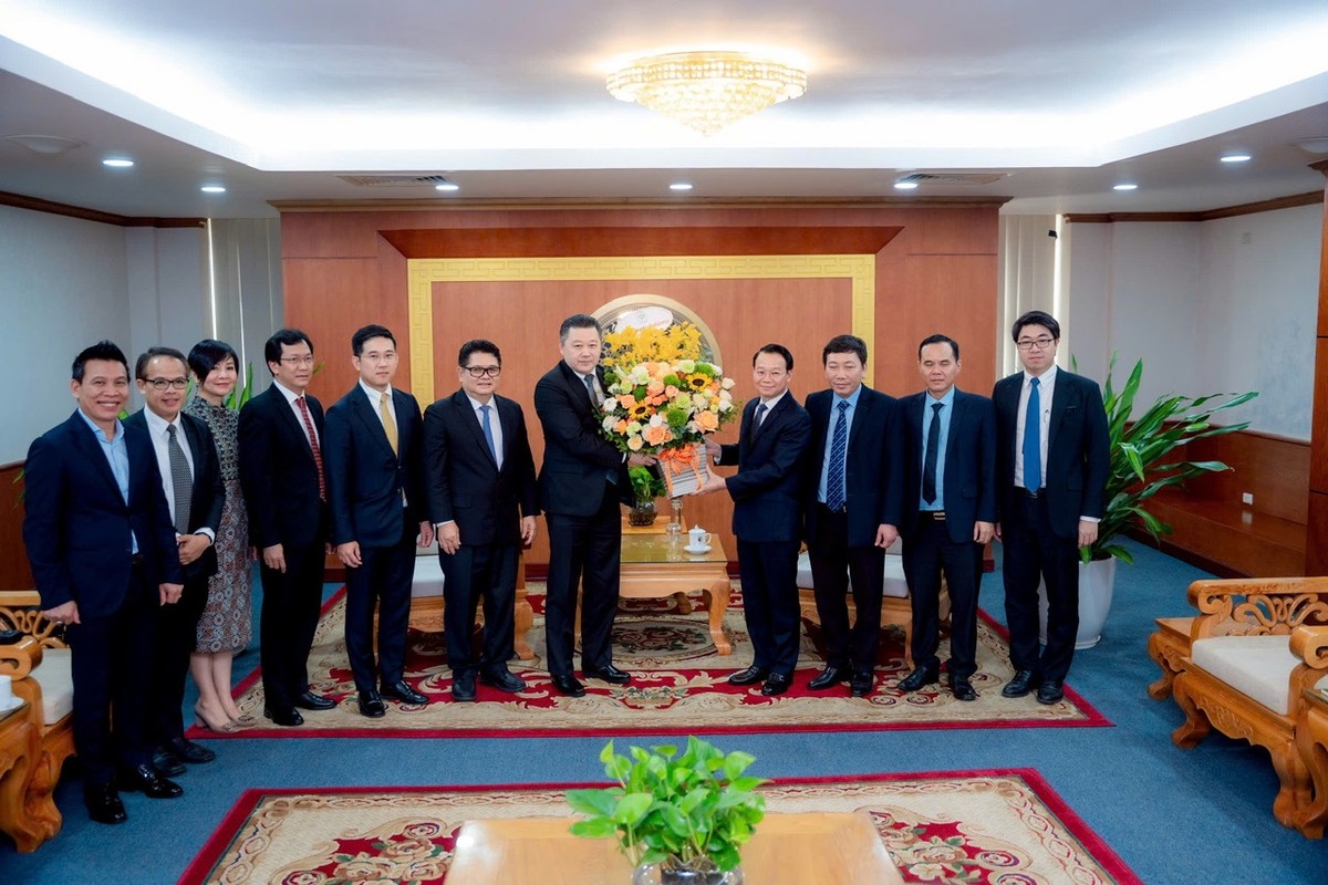 Chủ tịch Tập đoàn C.P. trao hoa chúc mừng Bộ trưởng Bộ Nông nghiệp và Môi trường. Chủ tịch Tập đoàn C.P. trao hoa chúc mừng Bộ trưởng Bộ Nông nghiệp và Môi trường.