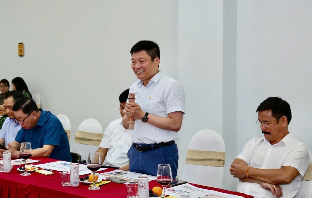 Chủ tịch HĐQT, Tổng giám đốc Công ty cổ phần Sản xuất hàng thể thao Tân Đệ Nguyễn Tiến Phương phát biểu tại buổi làm việc