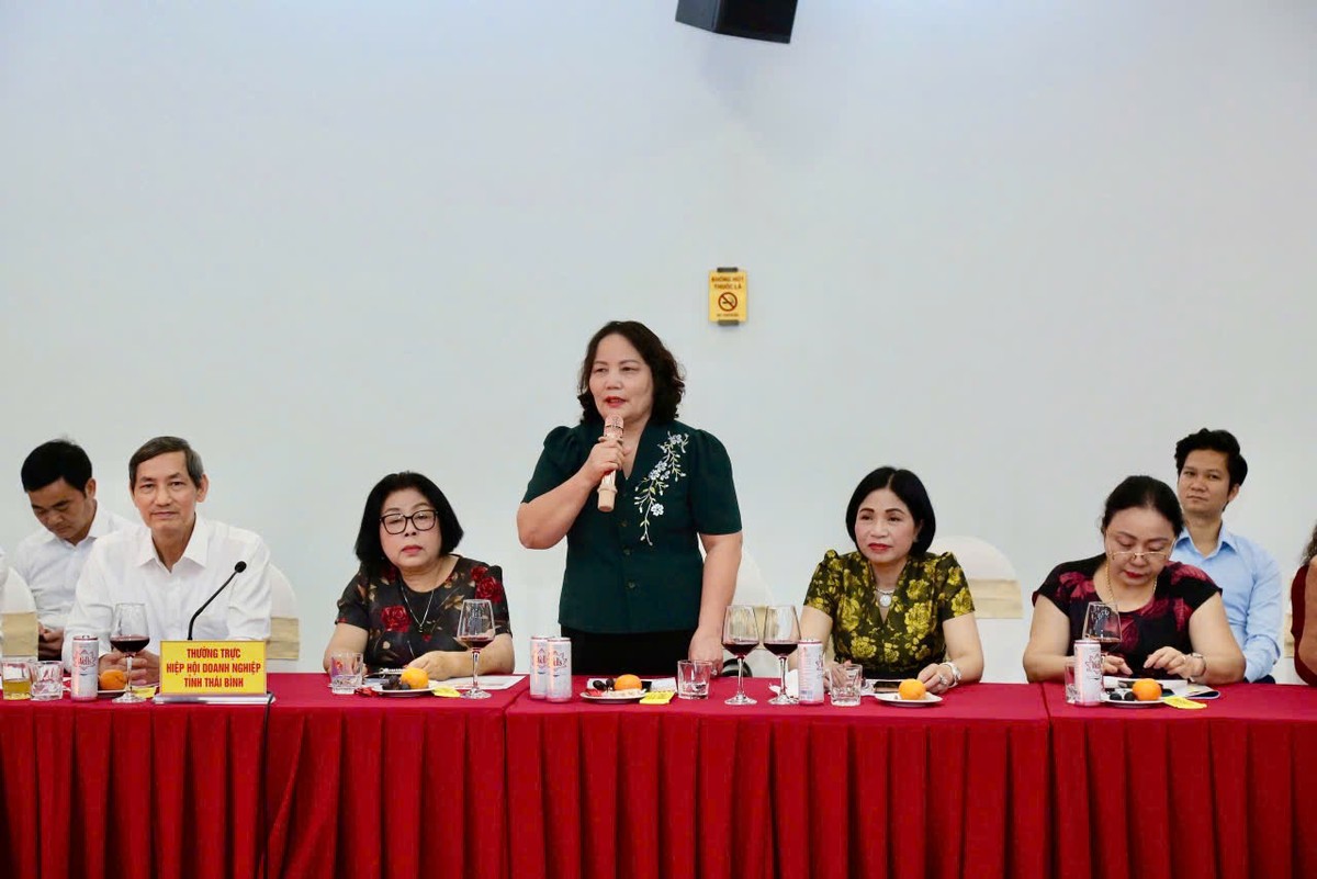 Bà Đỗ Thị Đông, Chủ tịch HĐQT, Tổng giám đốc Công ty cổ phần Sợi Trà Lý phát biểu tại buổi làm việc