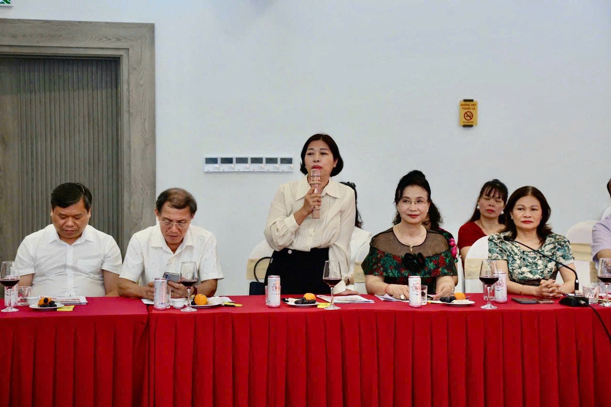 Đại diện Hội doanh nhân nữ tỉnh Hưng Yên phát biểu tại buổi làm việc
