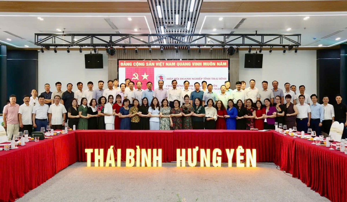 Doanh nghiệp hai tỉnh chụp ảnh trong buổi làm việc