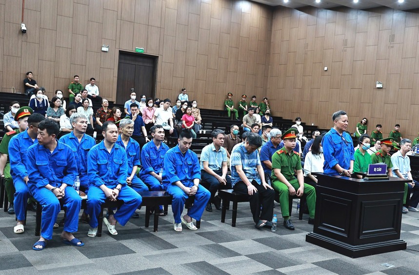 Có 27 bị cáo bị đưa ra xét xử trong phiên tòa sơ thẩm. Có 27 bị cáo bị đưa ra xét xử trong phiên tòa sơ thẩm.