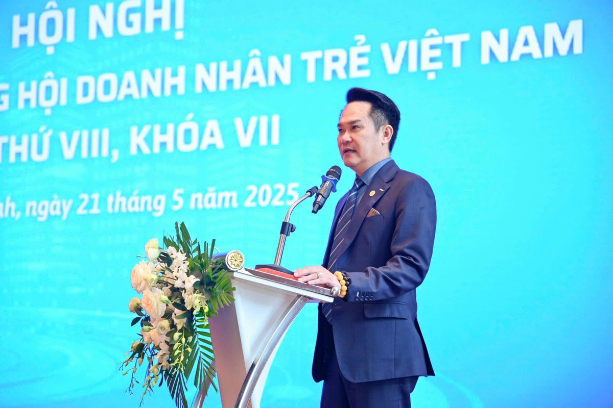 Chù tịch Hội Doanh nhân trẻ Việt Nam Đặng Hồng Anh. Chù tịch Hội Doanh nhân trẻ Việt Nam Đặng Hồng Anh.