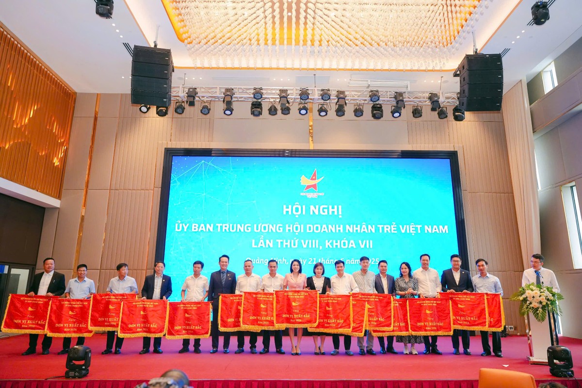 Hội Doanh nghiệp trẻ Việt Nam trao Bằng khen cho 34 đơn vị và cờ thi đua cho 31 đơn vị dẫn đầu phong trào năm 2024. Hội Doanh nghiệp trẻ Việt Nam trao Bằng khen cho 34 đơn vị và cờ thi đua cho 31 đơn vị dẫn đầu phong trào năm 2024.