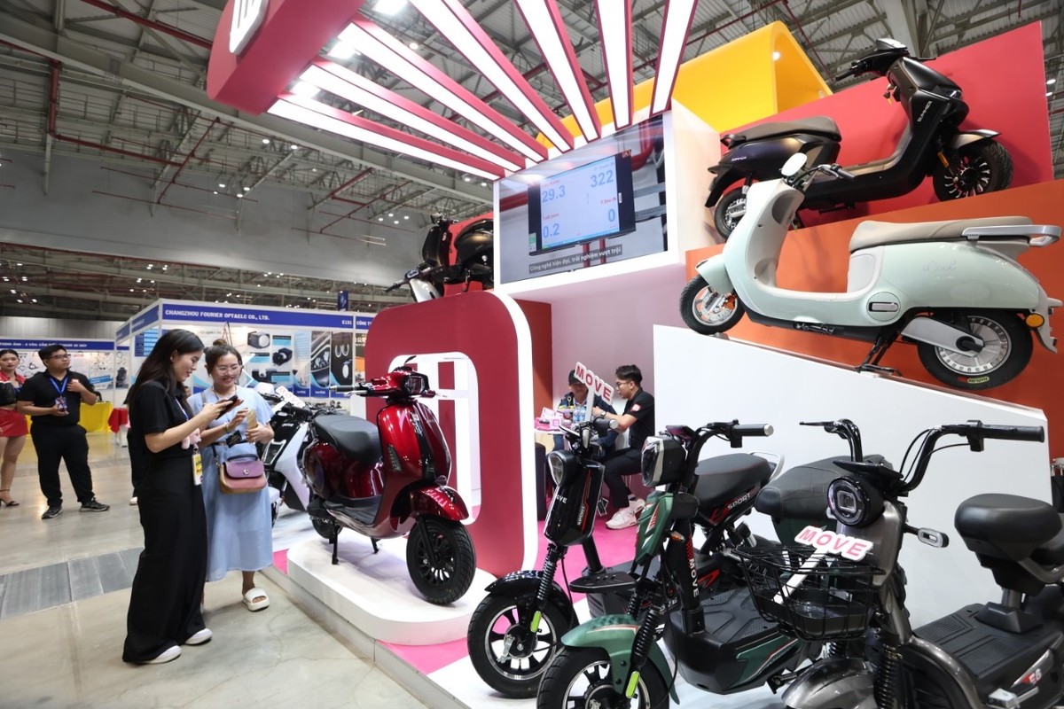 Hàng loạt xe máy điện đến từ các nhà sản xuất Việt Nam, Nhật Bản, Trung Quốc... xuất hiện tại sự kiện. Kiểu dáng các mẫu xe này rất đa dạng, thông qua triển lãm, khách tham quan được trải nghiệm các mẫu xe này sớm hơn.
