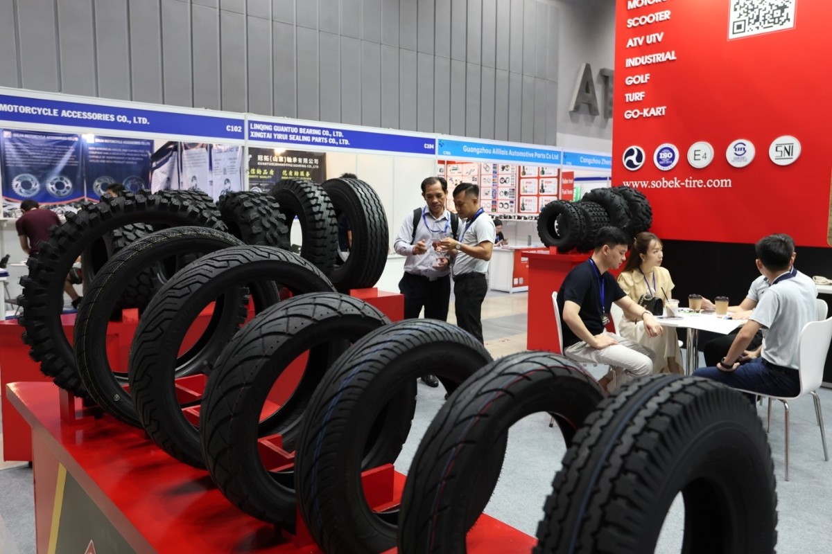 Triển lãm còn dành nhiều không gian giới thiệu linh kiện, phụ kiện, động cơ sử dụng trong quy trình sản xuất xe.