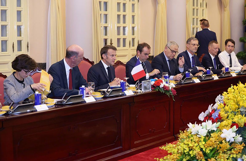 Tổng thống Emmanuel Macron dẫn đầu Đoàn đại biểu Cộng hòa Pháp tại hội đàm.
