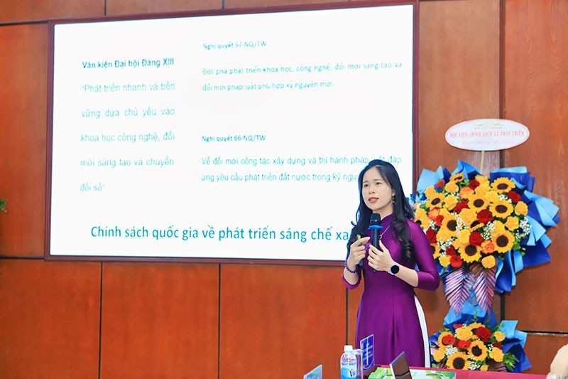 ThS-NCS. Đặng Minh Phương, Giảng viên Khoa Luật kinh tế, Học viện Chính sách và Phát triển trình bày tham luận tại Hội thảo. Ảnh: Hùng Anh