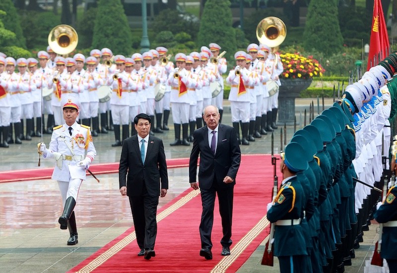 Chủ tịch nước Lương Cường và Tổng thống Sulyok Tamas duyệt Đội Danh dự Quân đội nhân dân Việt Nam.