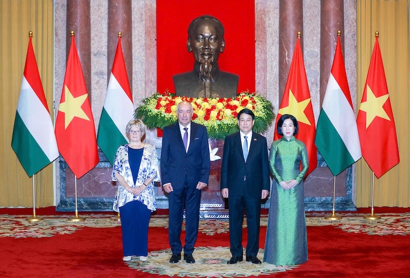 Chủ tịch nước Lương Cường và Phu nhân chụp ảnh cùng Tổng thống Sulyok Tamas và Phu nhân.