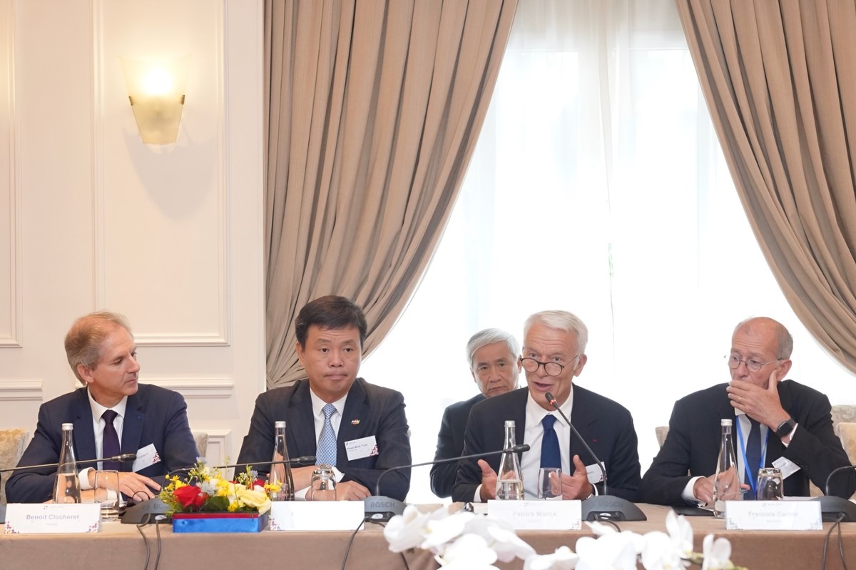 Ông Patrick Martin - Chủ tịch MEDEF (thứ hai từ phải sang) phát biểu khai mạc sự kiện đặc biệt ý nghĩa với cộng đồng doanh nghiệp Việt Nam - Pháp Ông Patrick Martin - Chủ tịch MEDEF (thứ hai từ phải sang) phát biểu khai mạc sự kiện đặc biệt ý nghĩa với cộng đồng doanh nghiệp Việt Nam - Pháp