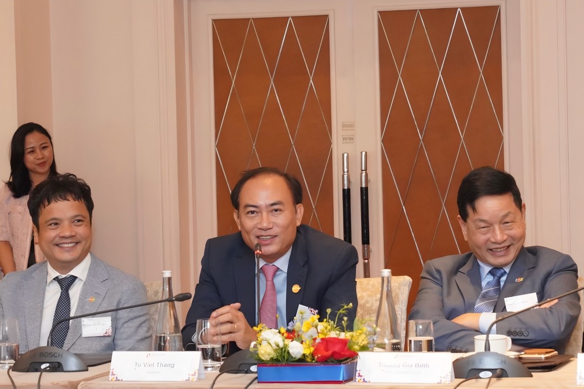 Phó Tổng giám đốc Vietjet (giữa) chia sẻ về hợp tác hiệu quả của Vietjet với các doanh nghiệp Pháp Phó Tổng giám đốc Vietjet (giữa) chia sẻ về hợp tác hiệu quả của Vietjet với các doanh nghiệp Pháp