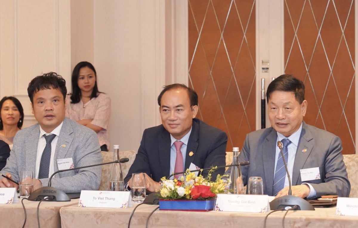 Chủ tịch FPT Trương Gia Bình (ngoài cùng bên phải) chia sẻ tại Diễn đàn Lãnh đạo Việt Pháp Chủ tịch FPT Trương Gia Bình (ngoài cùng bên phải) chia sẻ tại Diễn đàn Lãnh đạo Việt Pháp