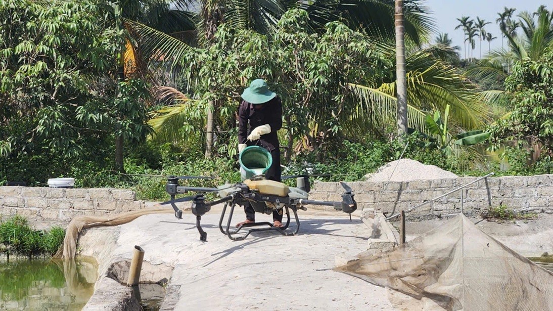 Nông dân sử dụng thiết bị bay không người lái vào hoạt động sản xuất nông nghiệp, đem lại nhiều giá trị thiết thực.