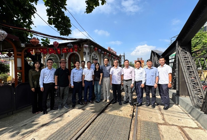 Đoàn khảo sát tại Ga Long Biên. Đoàn khảo sát tại Ga Long Biên.