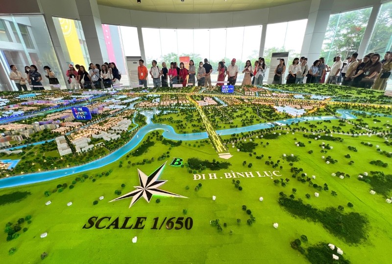 Đoàn đại biểu khảo sát Khu đô thị sinh thái Sun Mega City và Sun World Hà Nam. Đoàn đại biểu khảo sát Khu đô thị sinh thái Sun Mega City và Sun World Hà Nam.