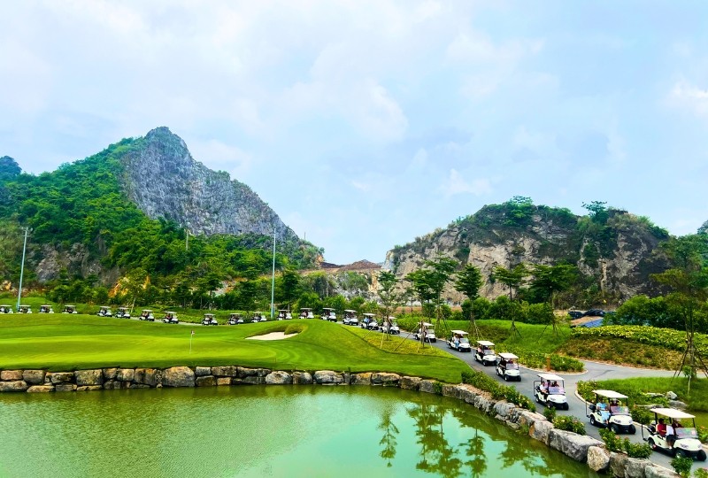 Đoàn đại biểu tham quan sân golf Legend Valley Country, cùng tổ hợp khách sạn 5 sao Legend Valley Hotel. Đoàn đại biểu tham quan sân golf Legend Valley Country, cùng tổ hợp khách sạn 5 sao Legend Valley Hotel.