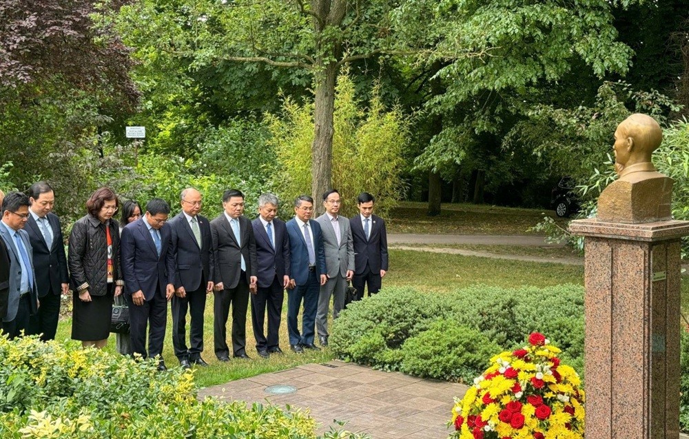 Đoàn công tác của Bộ Tài chính dâng hoa trước Tượng đài Chủ tịch Hồ Chí Minh trong công viên Montreau. (Ảnh: Huyền Anh)