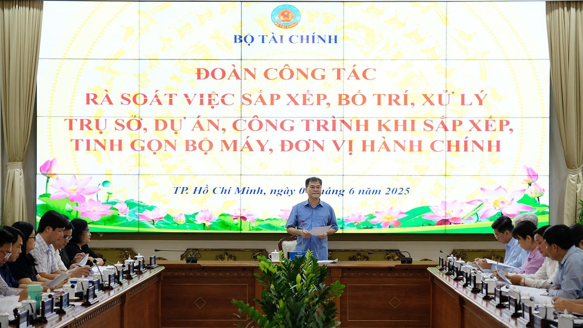 Thứ trưởng Bùi Văn Khắng lưu ý các địa phương cần quán triệt việc thực hiện xây dựng phương án sắp xếp, xử lý tài sản đồng thời với việc xây dựng đề án sắp xếp đơn vị hành chính, theo tinh thần “vừa chạy vừa xếp hàng". Ảnh: Trọng Tín. Thứ trưởng Bùi Văn Khắng lưu ý các địa phương cần quán triệt việc thực hiện xây dựng phương án sắp xếp, xử lý tài sản đồng thời với việc xây dựng đề án sắp xếp đơn vị hành chính, theo tinh thần “vừa chạy vừa xếp hàng". Ảnh: Trọng Tín.