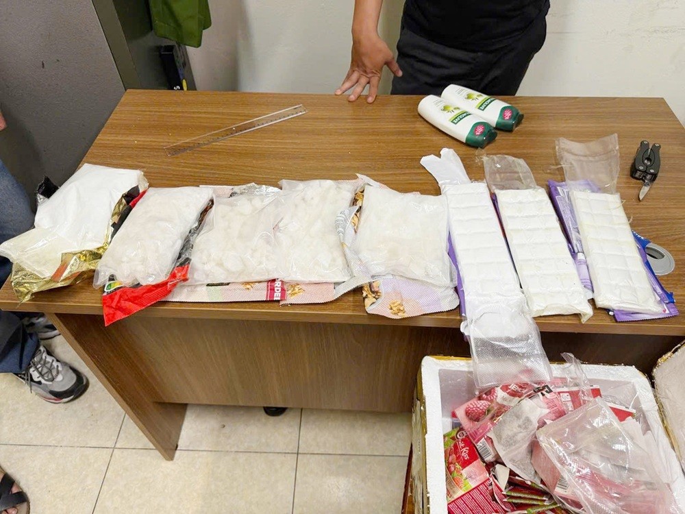 3,1 kg ketamin giấu trong túi hạt tổng hợp và kẹo socola. 3,1 kg ketamin giấu trong túi hạt tổng hợp và kẹo socola.