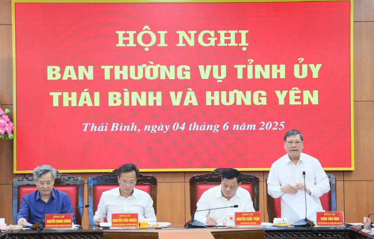 Ông Trần Văn Rón, Ủy viên Trung ương Đảng, Phó chủ nhiệm thường trực Ủy ban Kiểm tra Trung ương phát biểu tại hội nghị. Ông Trần Văn Rón, Ủy viên Trung ương Đảng, Phó chủ nhiệm thường trực Ủy ban Kiểm tra Trung ương phát biểu tại hội nghị.