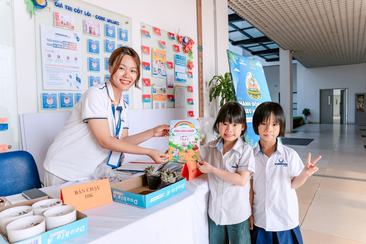 Trong ảnh, học sinh Trường Tiểu học Phenikaa hào hứng nhận sách, truyện – phần thưởng từ hoạt động thu gom pin đã qua sử dụng. Đây là một hoạt động nhỏ nhưng ý nghĩa nhằm nâng cao ý thức bảo vệ môi trường ngay từ lứa tuổi học đường Trong ảnh, học sinh Trường Tiểu học Phenikaa hào hứng nhận sách, truyện – phần thưởng từ hoạt động thu gom pin đã qua sử dụng. Đây là một hoạt động nhỏ nhưng ý nghĩa nhằm nâng cao ý thức bảo vệ môi trường ngay từ lứa tuổi học đường