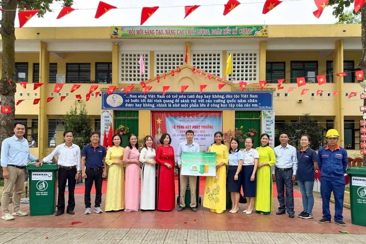 Tại khu vực miền Trung, Phenikaa Huế – một đơn vị thành viên trong lĩnh vực công nghiệp của Tập đoàn – cũng tích cực hưởng ứng bằng các hoạt động thu gom rác thải, làm sạch bãi biển Thuận An nhằm bảo vệ nguồn sinh thái biển và trao tặng thùng rác phân loại tại nguồn cho cộng đồng địa phương, góp phần nâng cao ý thức phân loại rác và thúc đẩy thói quen sống xanh, bền vững Tại khu vực miền Trung, Phenikaa Huế – một đơn vị thành viên trong lĩnh vực công nghiệp của Tập đoàn – cũng tích cực hưởng ứng bằng các hoạt động thu gom rác thải, làm sạch bãi biển Thuận An nhằm bảo vệ nguồn sinh thái biển và trao tặng thùng rác phân loại tại nguồn cho cộng đồng địa phương, góp phần nâng cao ý thức phân loại rác và thúc đẩy thói quen sống xanh, bền vững