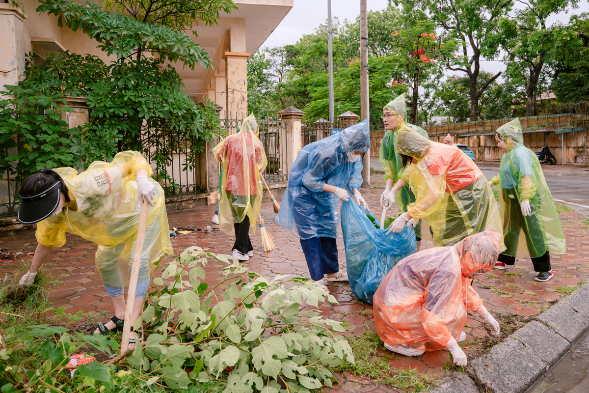 Cán bộ y, bác sĩ của Bệnh viện Đại học Phenikaa trực tiếp tham gia hoạt động dọn dẹp vệ sinh tại khu phố Kiều Mai, Nam Từ Liêm, Hà Nội, thể hiện cam kết đồng hành cùng cộng đồng vì môi trường sống xanh, sạch, hướng tới chất lượng và sức khỏe cuộc sống Cán bộ y, bác sĩ của Bệnh viện Đại học Phenikaa trực tiếp tham gia hoạt động dọn dẹp vệ sinh tại khu phố Kiều Mai, Nam Từ Liêm, Hà Nội, thể hiện cam kết đồng hành cùng cộng đồng vì môi trường sống xanh, sạch, hướng tới chất lượng và sức khỏe cuộc sống