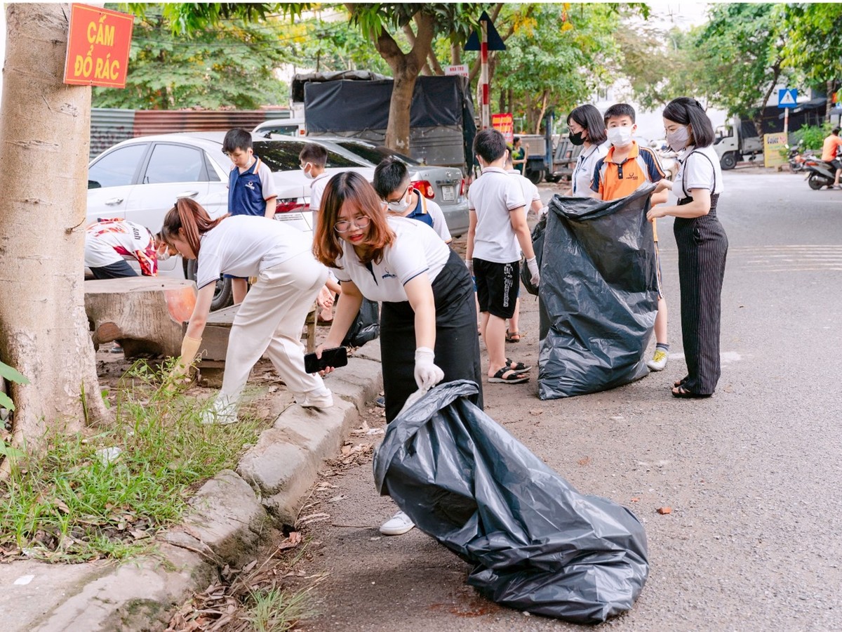 Học sinh không chỉ được học về bảo vệ môi trường trong sách vở, mà còn được cùng các thầy, cô giáo trực tiếp hành động, từ đó hình thành ý thức trách nhiệm ngay từ những điều nhỏ nhất trong cuộc sống hàng ngày Học sinh không chỉ được học về bảo vệ môi trường trong sách vở, mà còn được cùng các thầy, cô giáo trực tiếp hành động, từ đó hình thành ý thức trách nhiệm ngay từ những điều nhỏ nhất trong cuộc sống hàng ngày