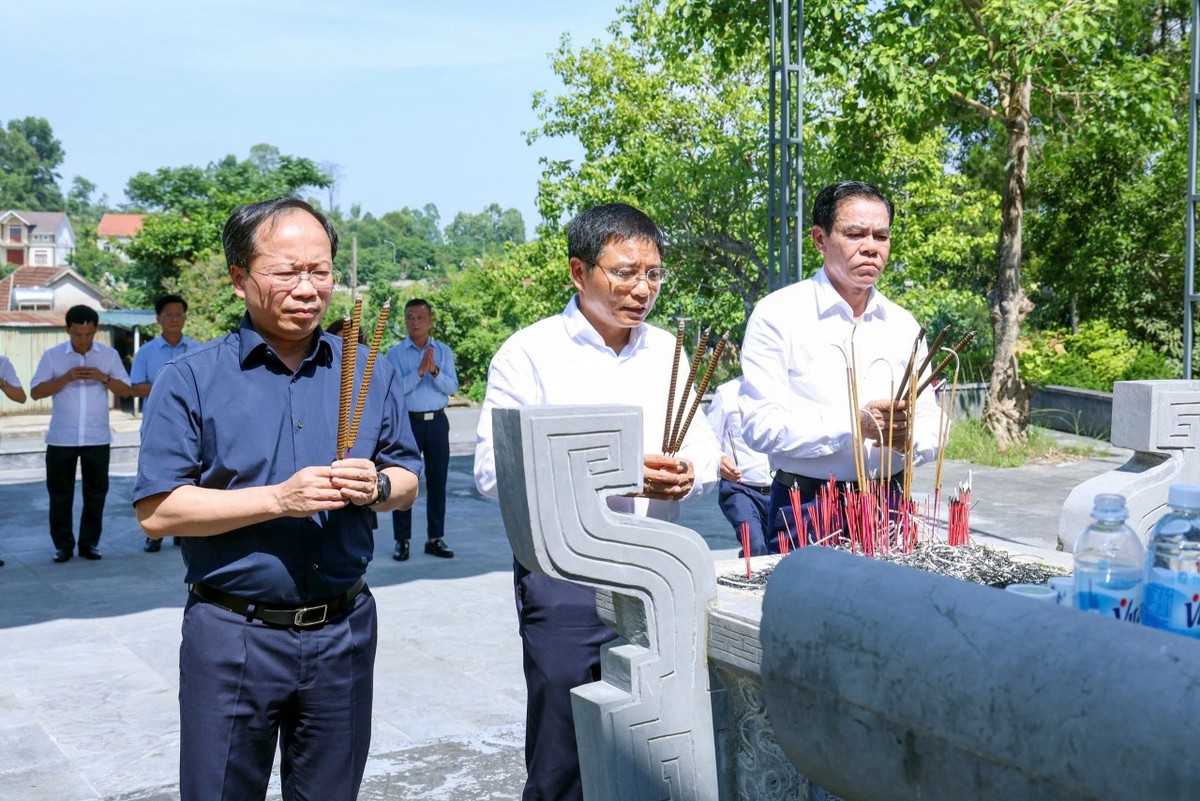 Bộ trưởng Bộ Tài chính Nguyễn Văn Thắng, Bí thư Tỉnh ủy Hà Tĩnh Nguyễn Duy Lâm, Chủ tịch UBND tỉnh Hà Tĩnh Võ Trọng Hải dâng hương tại Đài tưởng niệm Anh hùng liệt sĩ ngành Giao thông vận tải.