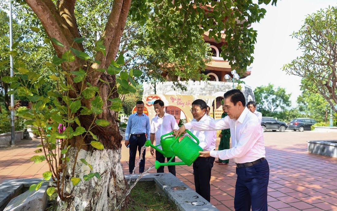 Bộ trưởng Bộ Tài chính Nguyễn Văn Thắng và các đồng chí Lãnh đạo tỉnh Hà Tĩnh tưới cây tại Đền thờ Ngã ba Đồng Lộc.