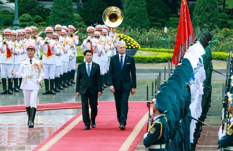 Chủ tịch nước Lương Cường và Tổng thống Gitanas Nauseda duyệt Đội Danh dự Quân đội nhân dân Việt Nam. Chủ tịch nước Lương Cường và Tổng thống Gitanas Nauseda duyệt Đội Danh dự Quân đội nhân dân Việt Nam.