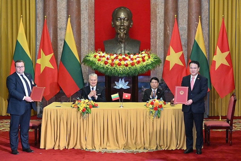 Chủ tịch nước Lương Cường và Tổng thống Gitanas Nauseda chứng kiến ký kết Ý định thư thúc đẩy đàm phán Hiệp định tránh đánh thuế hai lần. Ảnh: Đức Thanh Chủ tịch nước Lương Cường và Tổng thống Gitanas Nauseda chứng kiến ký kết Ý định thư thúc đẩy đàm phán Hiệp định tránh đánh thuế hai lần. Ảnh: Đức Thanh