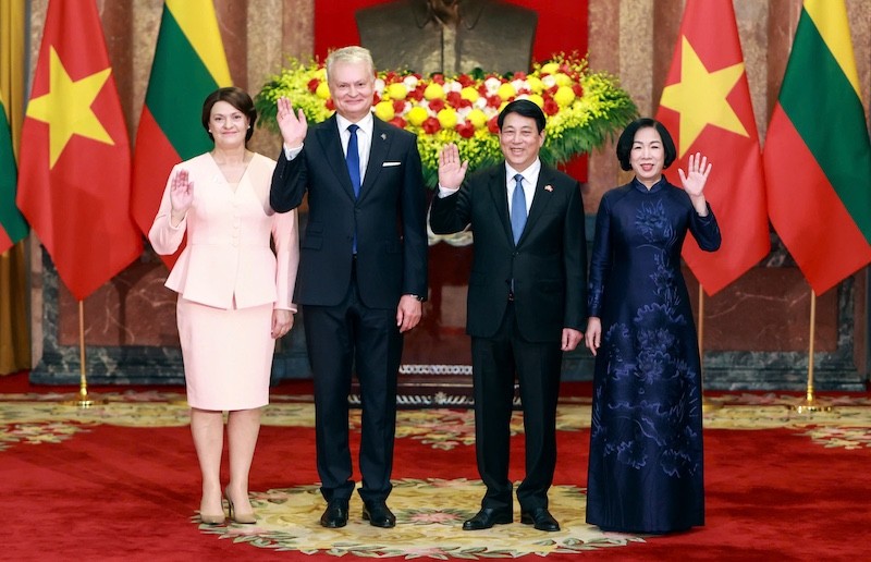 Chủ tịch nước Lương Cường và Phu nhân chụp ảnh cùng Tổng thống Gitanas Nauseda và Phu nhân. Chủ tịch nước Lương Cường và Phu nhân chụp ảnh cùng Tổng thống Gitanas Nauseda và Phu nhân.