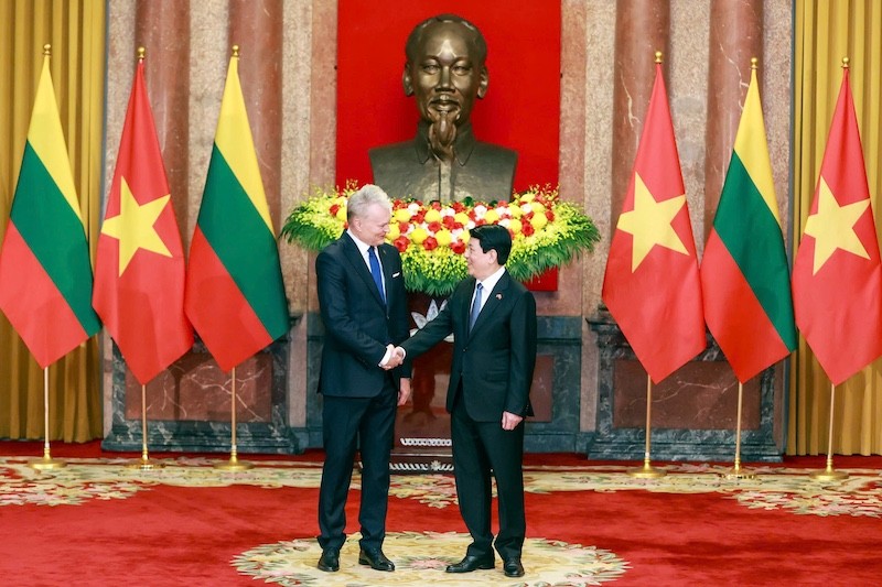 Hai nhà lãnh đạo bắt tay trước khi vào phòng Hội đàm. Hai nhà lãnh đạo bắt tay trước khi vào phòng Hội đàm.