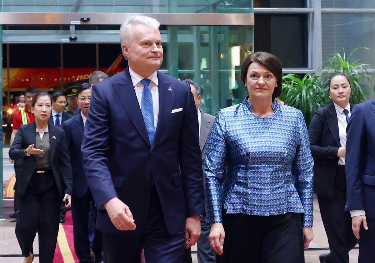 Tổng thống nước Cộng hòa Litva Gitanas Nauseda và Phu nhân tới Hà Nội, bắt đầu thăm chính thức Việt Nam. (Ảnh: Phạm Kiên/TTXVN)
