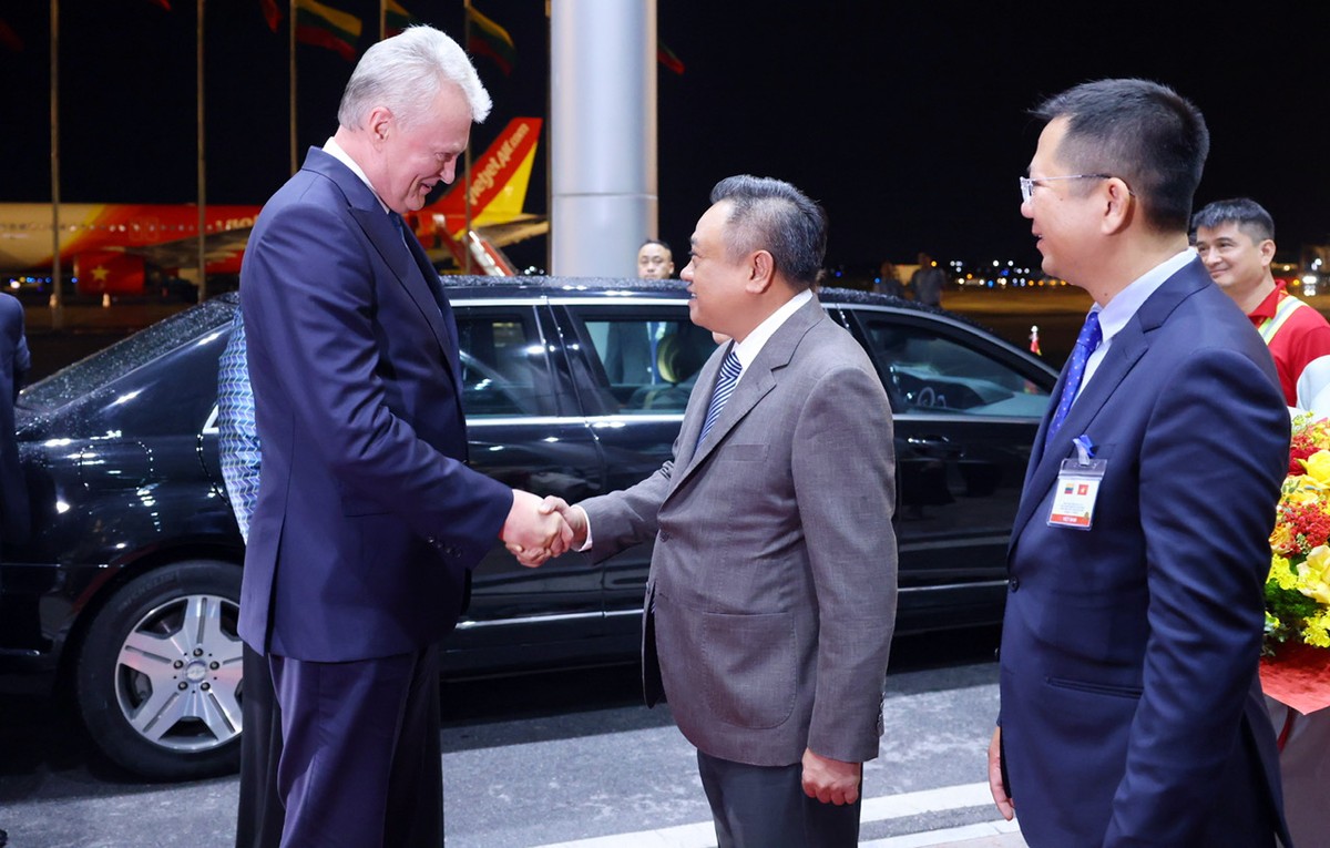 Chủ tịch UBND Thành phố Hà Nội Trần Sỹ Thanh đón Tổng thống nước Cộng hòa Litva Gitanas Nauseda và Phu nhân tại Sân bay Quốc tế Nội Bài. (Ảnh: Phạm Kiên/TTXVN)